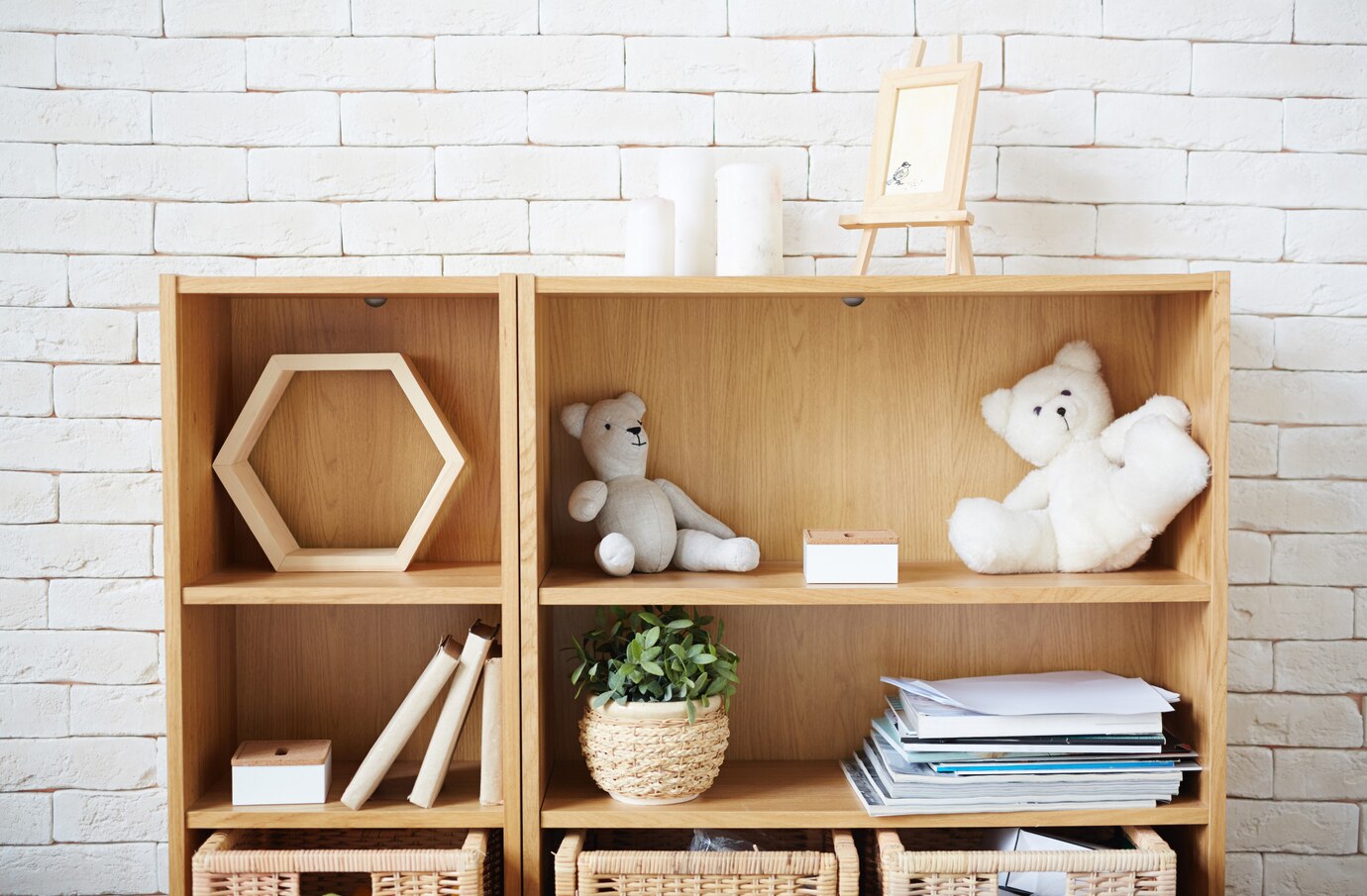 wooden shelf with teddy bears, books, a hexagonal frame